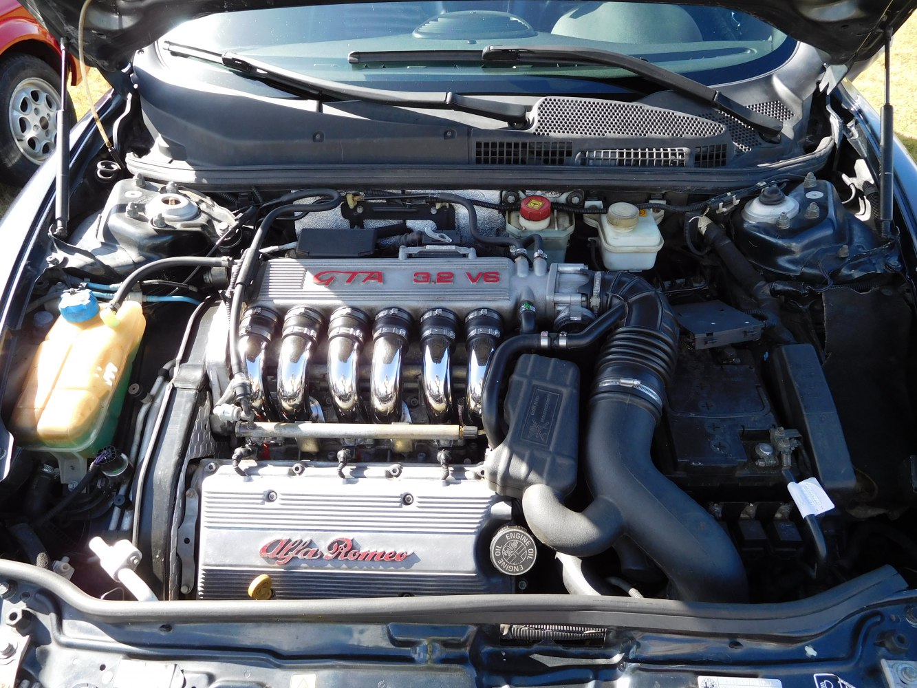 3.2 V6 engine bay with distinctive intake manifolds and Alfa Romeo branding