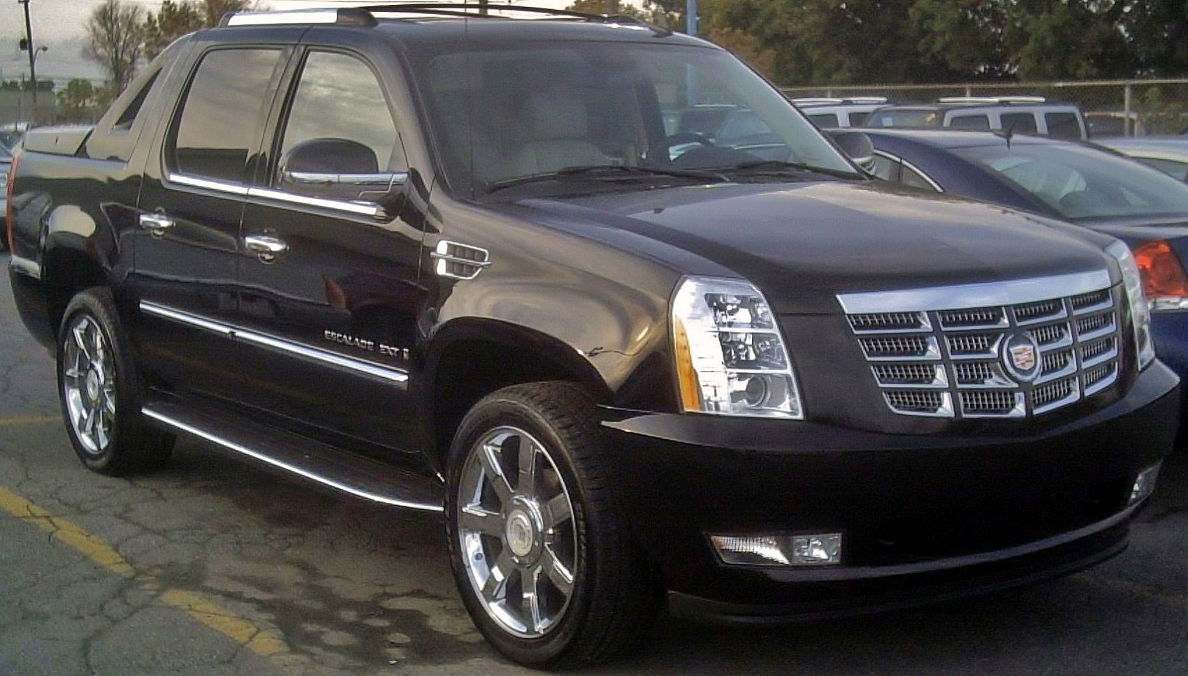 Front-side view with chrome wheels and distinctive grille