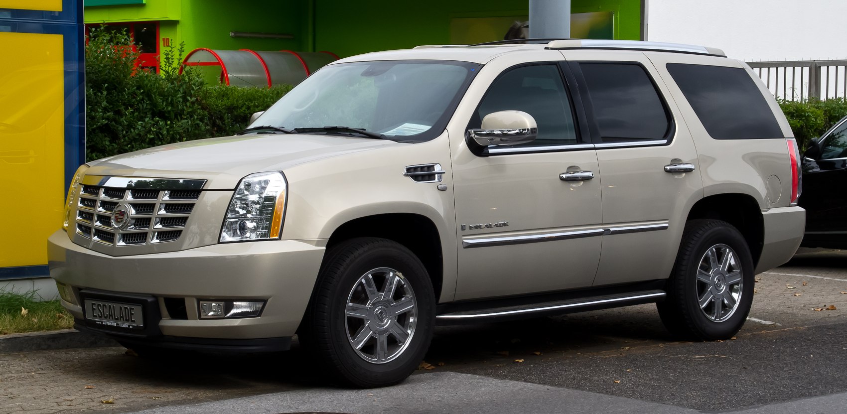 Full-size luxury SUV with chrome grille, alloy wheels, tinted windows