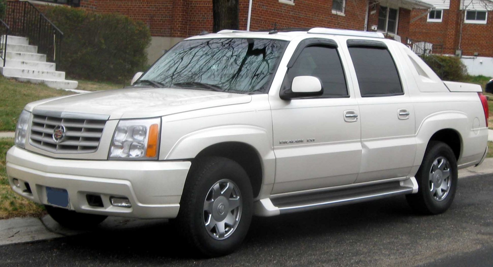 White extended cab pickup with chrome grille and alloy wheels