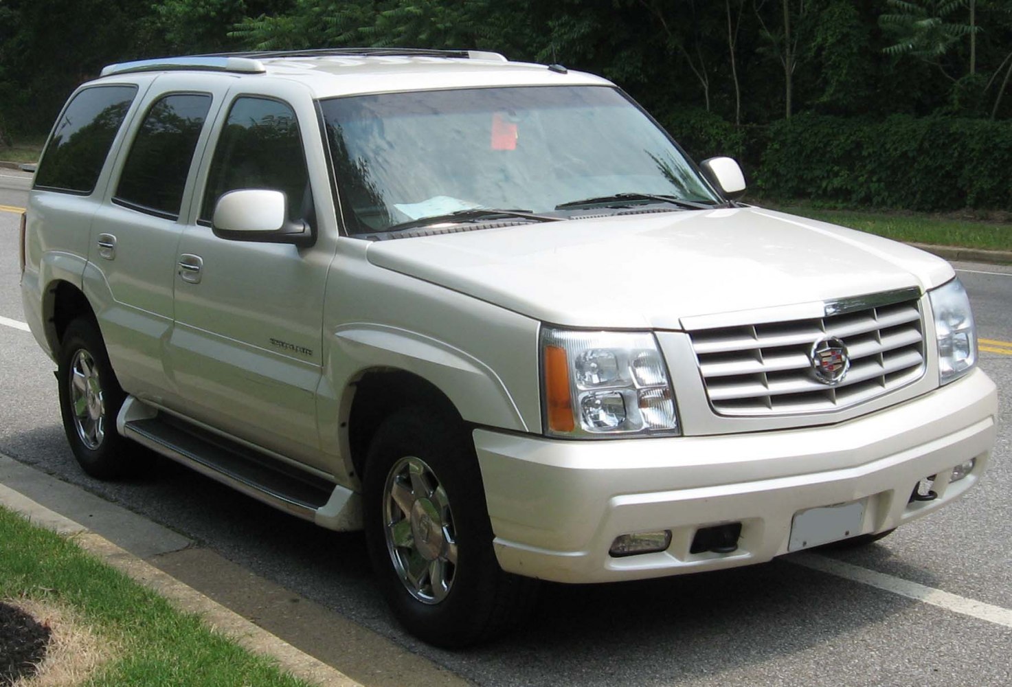 Front angled view with grille and chrome wheels of a large SUV