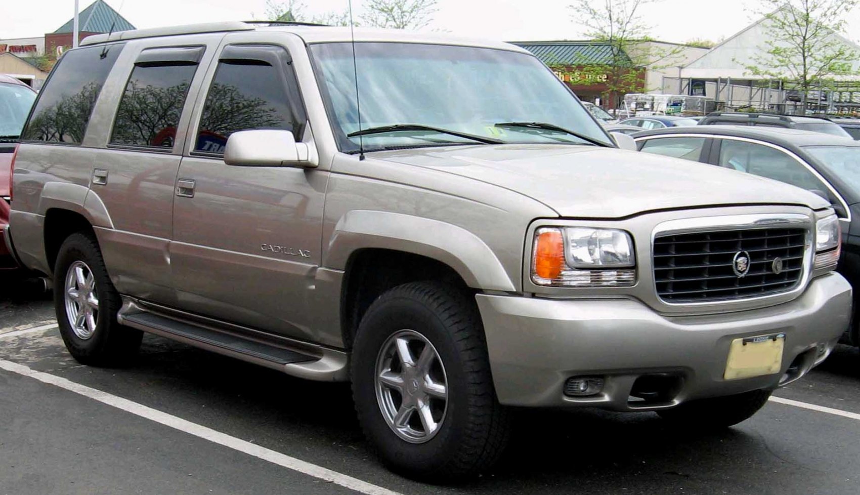 Front-side profile of a boxy SUV with chrome wheels and rectangular headlights