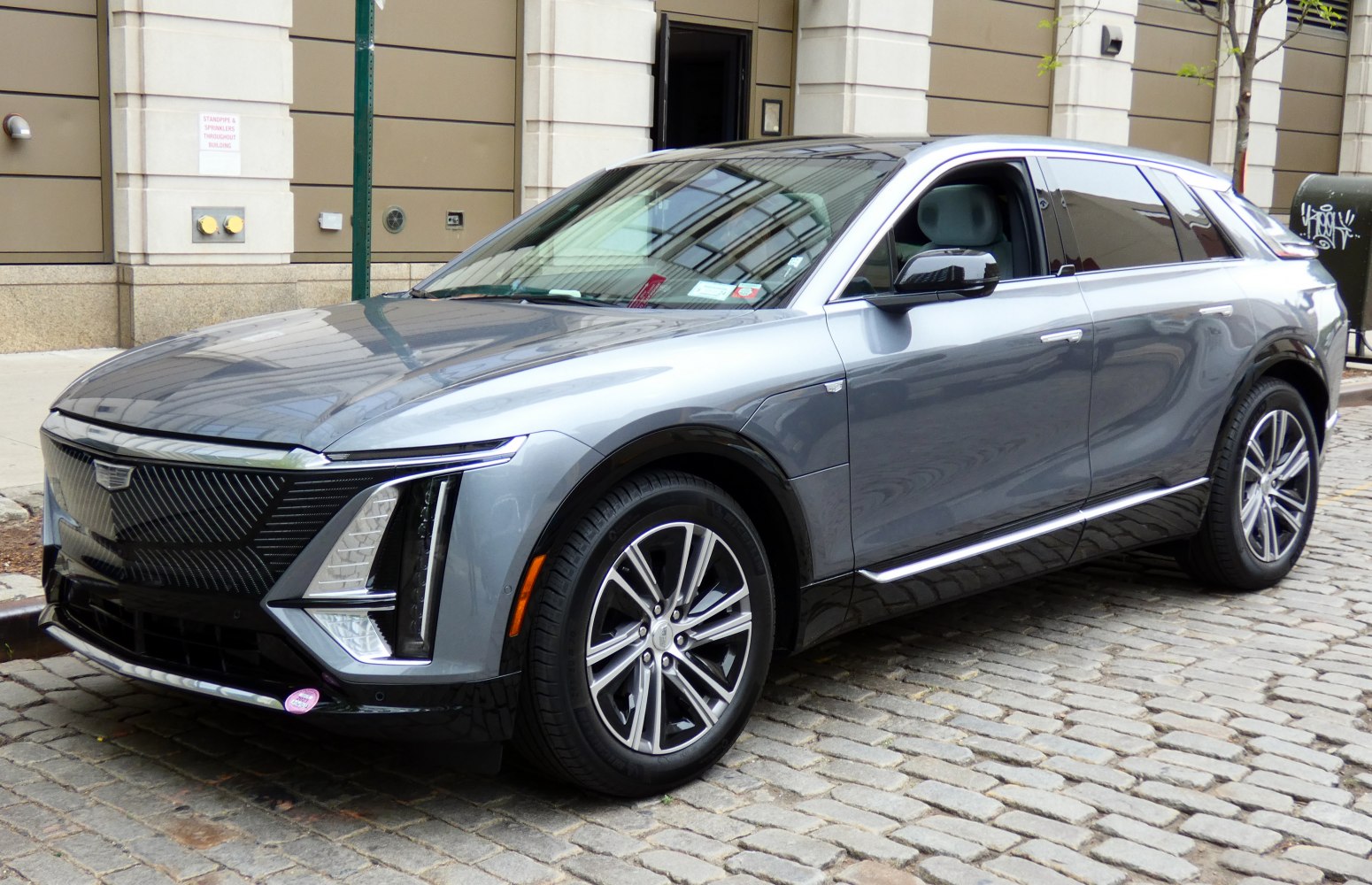 Front grille and alloy wheels of a modern electric SUV