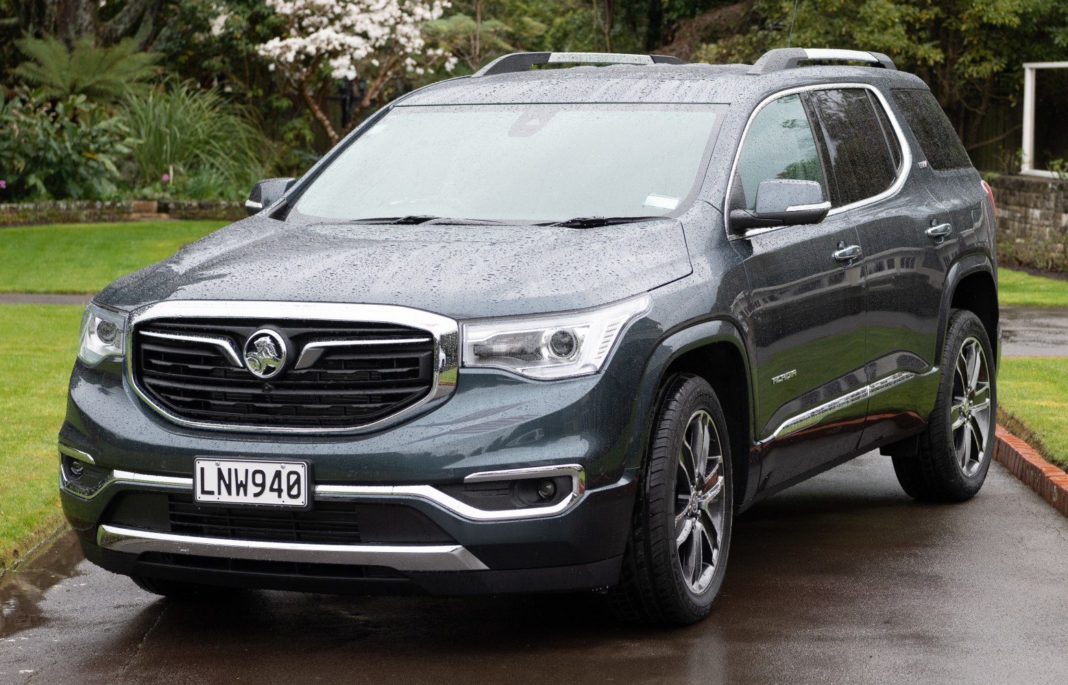 Bold front grille, modern headlights, alloy wheels of an SUV