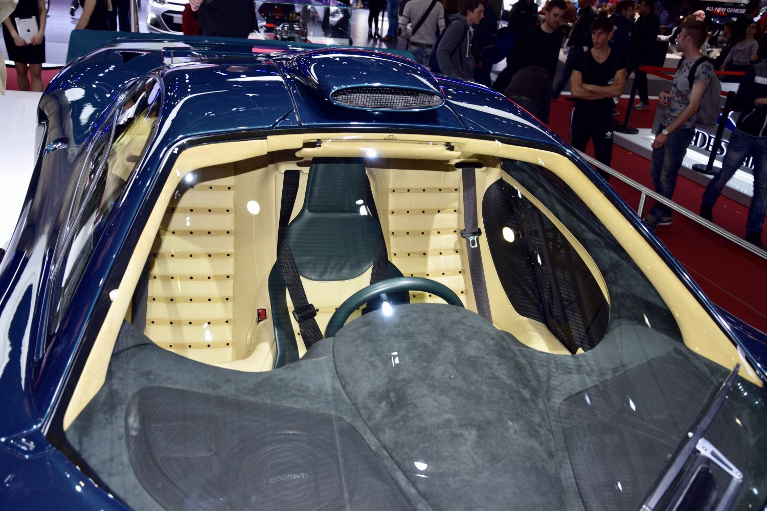 Leather racing seat and roof air intake of a classic supercar
