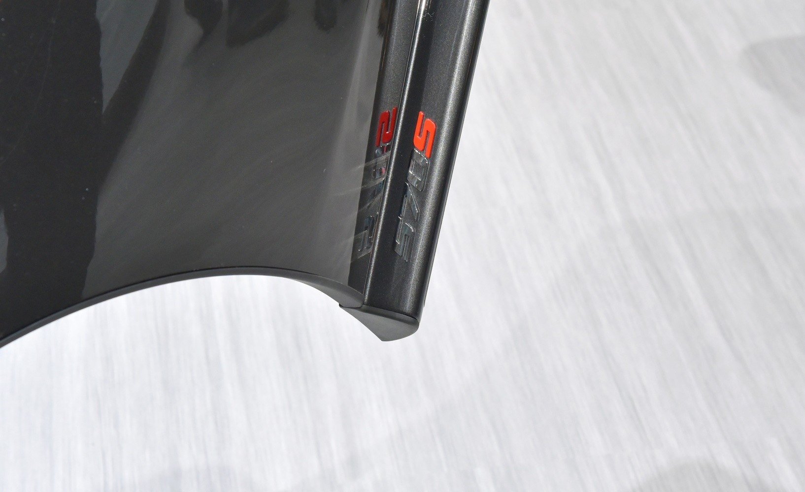 Close-up of rear wing edge with 570S emblem branding.