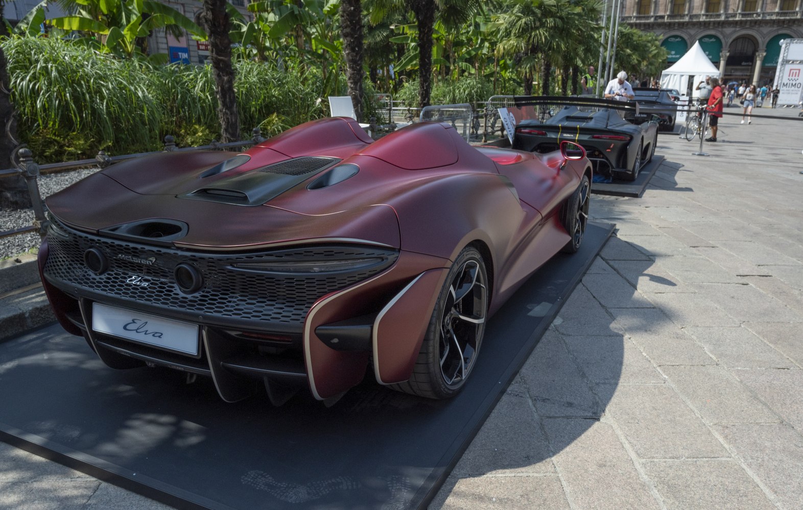 Open-top supercar with aerodynamic rear and twin cockpit humps