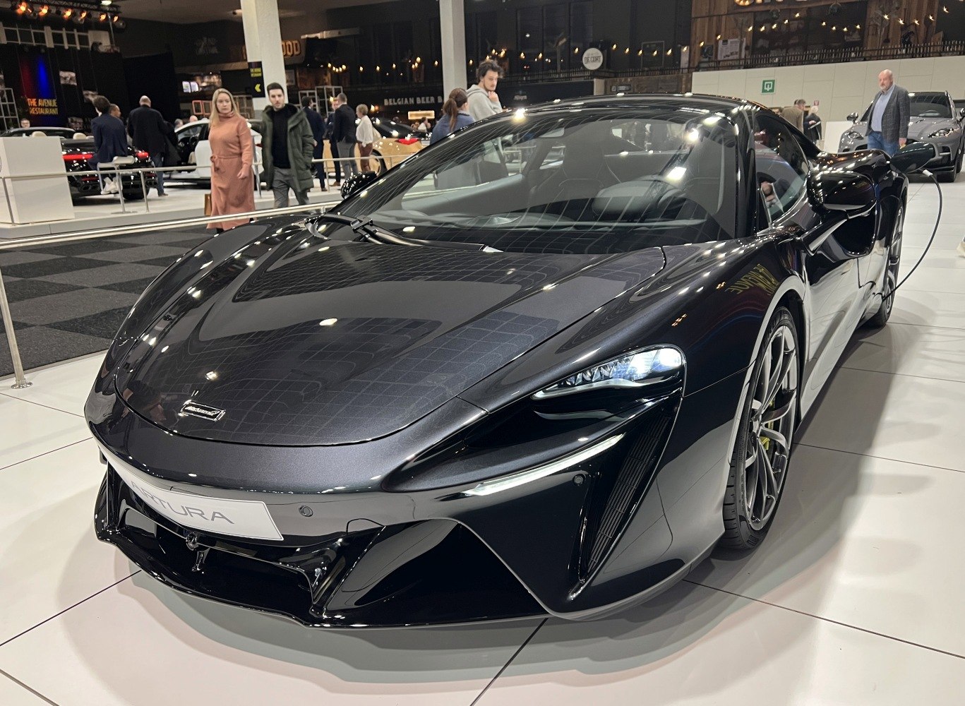 Aerodynamic front with LED headlights and detailed wheels