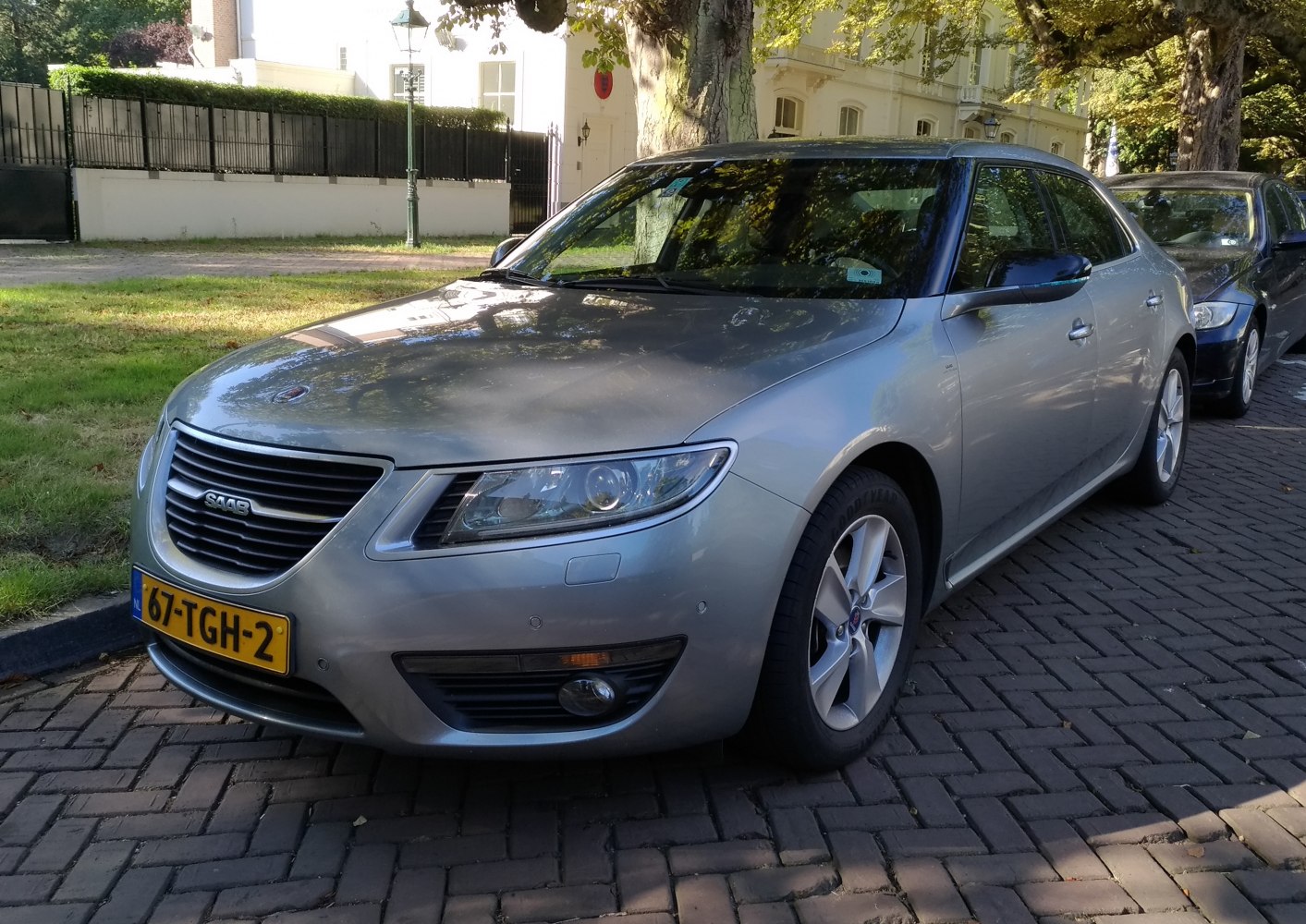 Front three-quarter view of silver mid-size sedan with alloy wheels