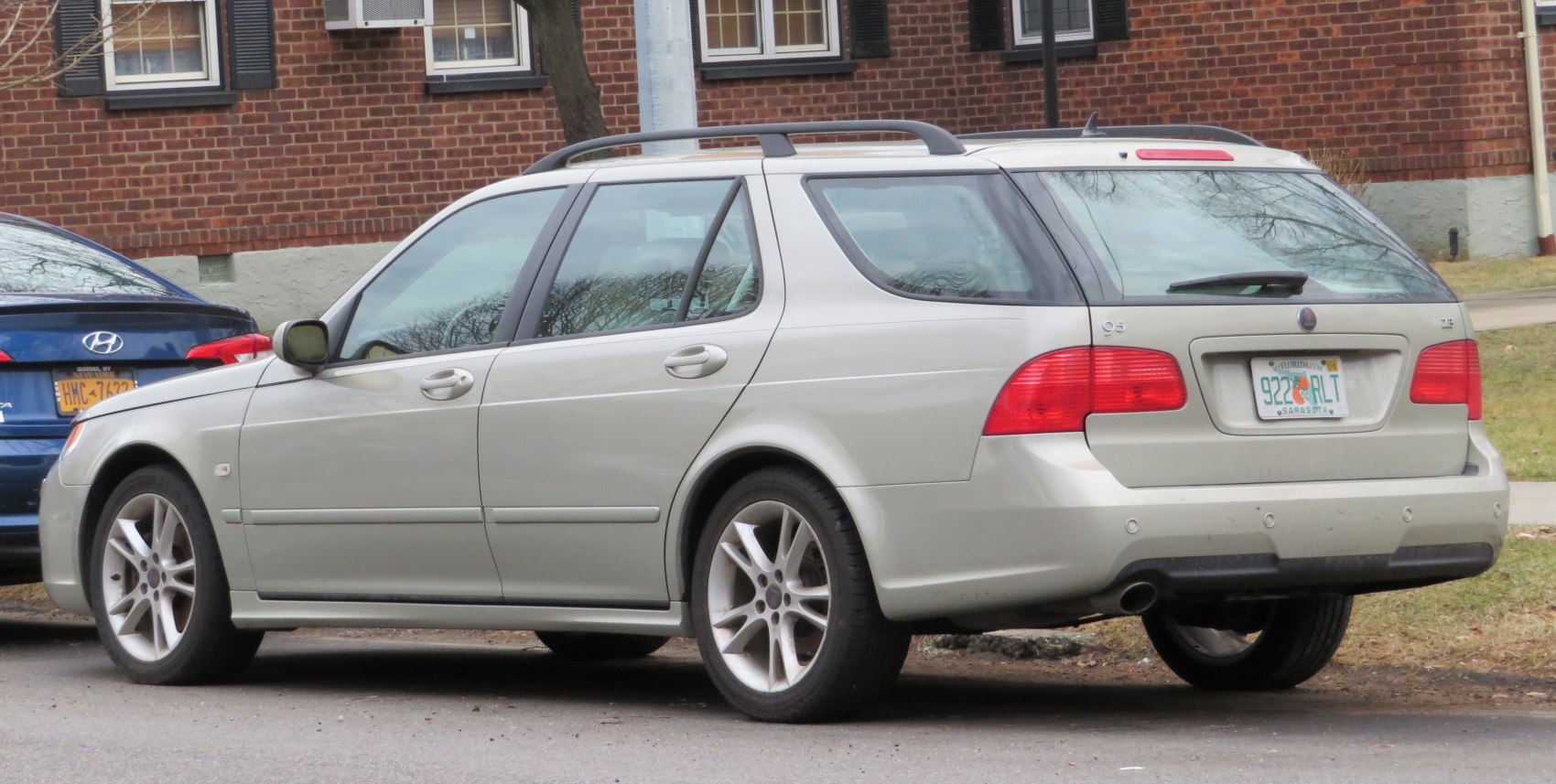 Rear-side view of estate car with roof rails and distinctive tail lights