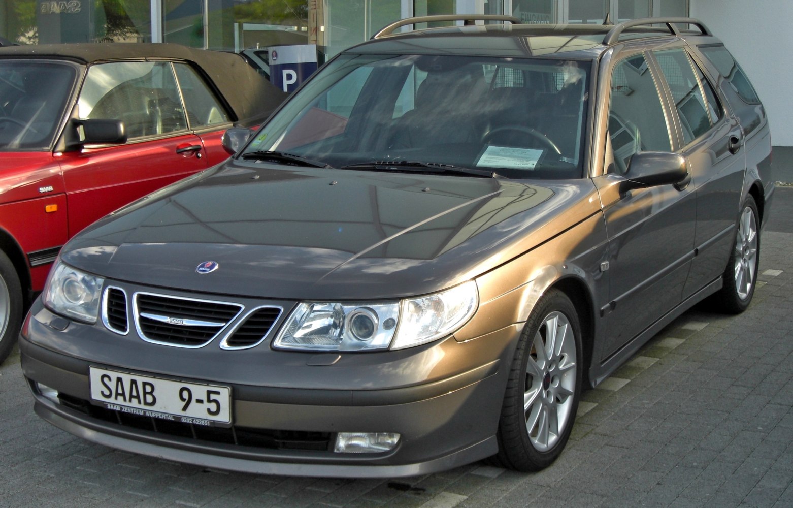 Front side view of facelift station wagon with grille and roof rails