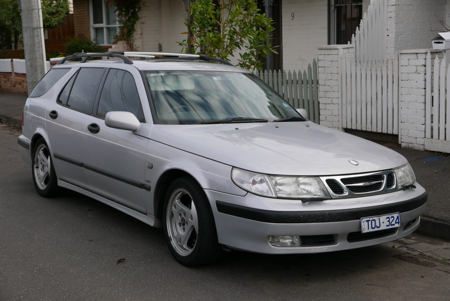 Front grille and roof rails of a late 90s station wagon
