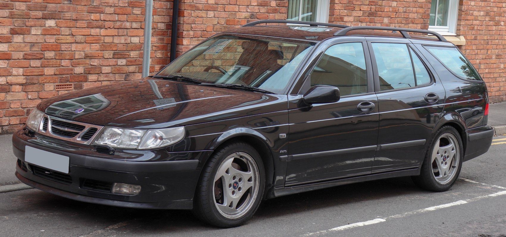 Station wagon front side with roof rails and alloy wheels