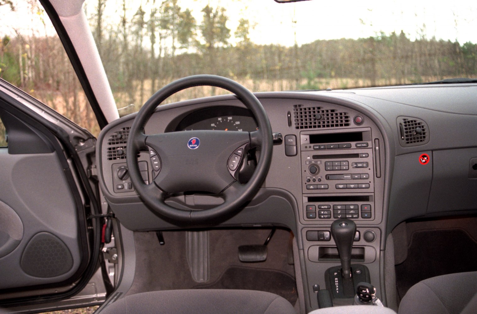 Steering wheel, dashboard, center console with automatic gearshift