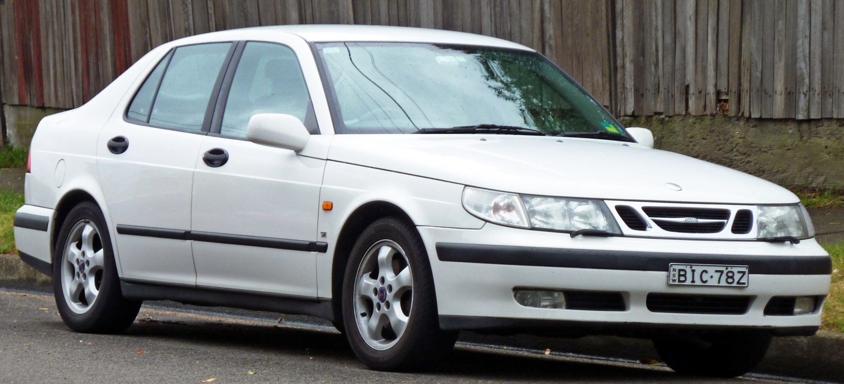 Classic sedan with front grille and alloy wheels