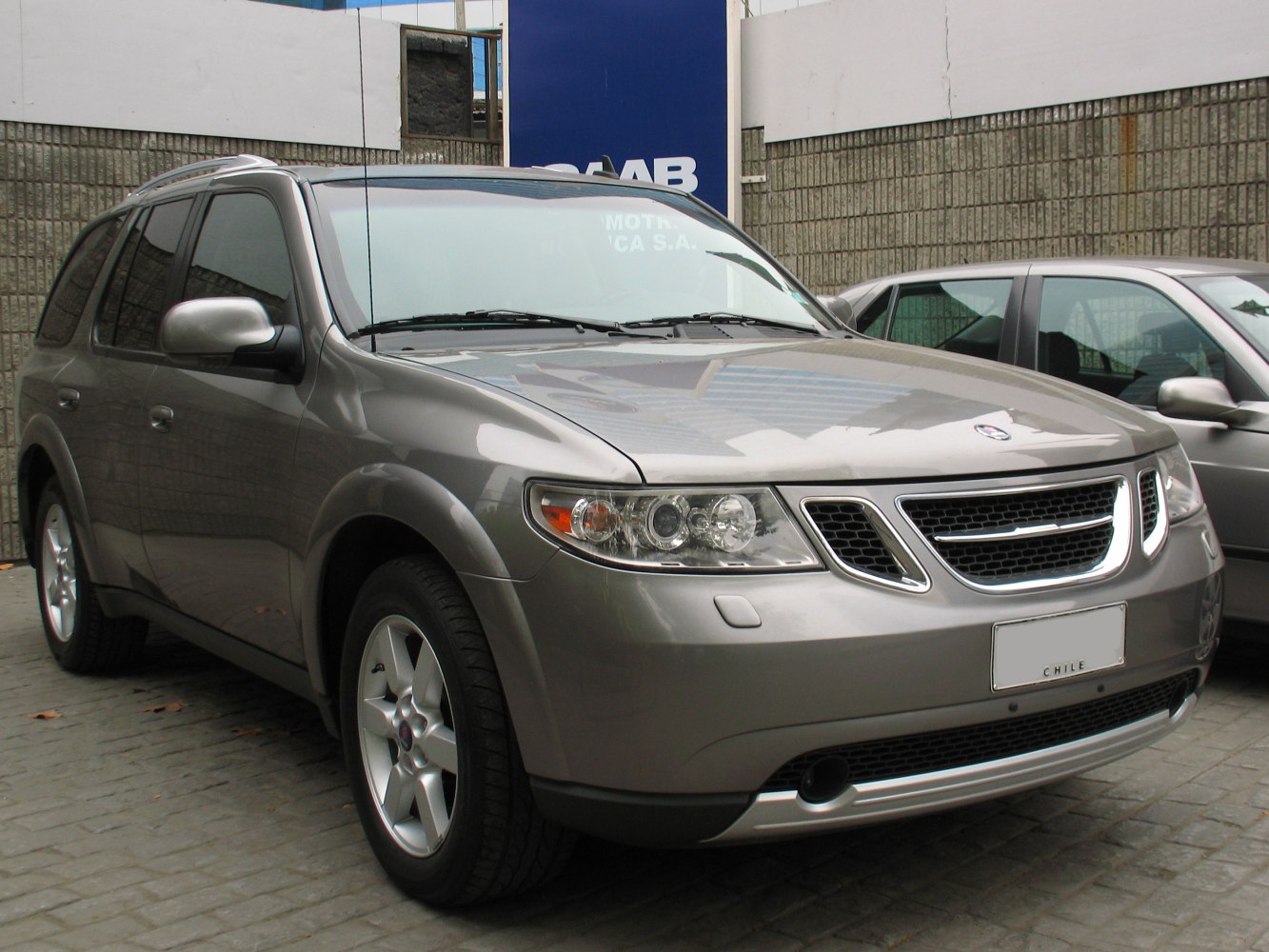 Front grille and dual headlights on mid-2000s SUV