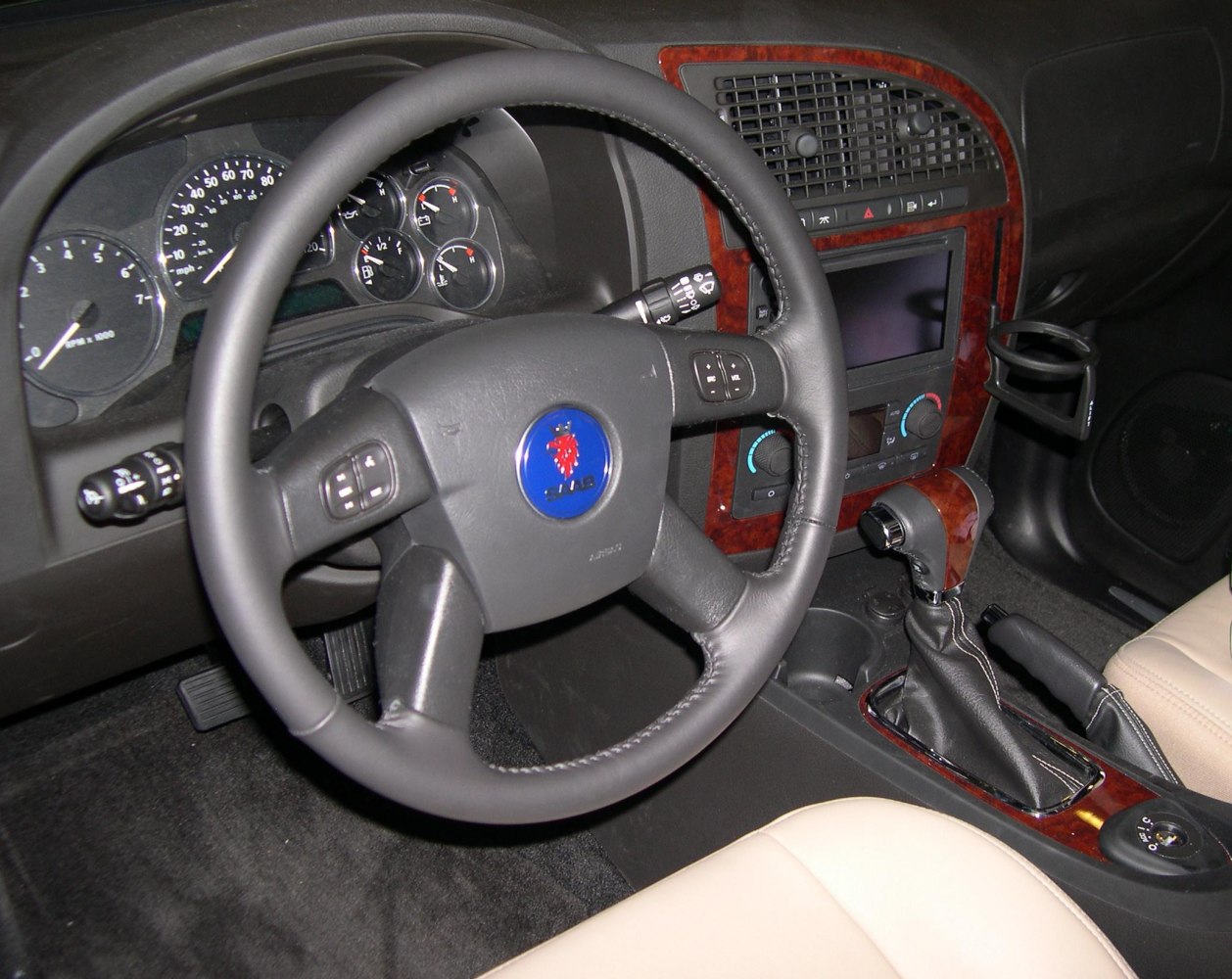 Leather steering wheel, woodgrain dashboard, automatic gear shift, car gauges