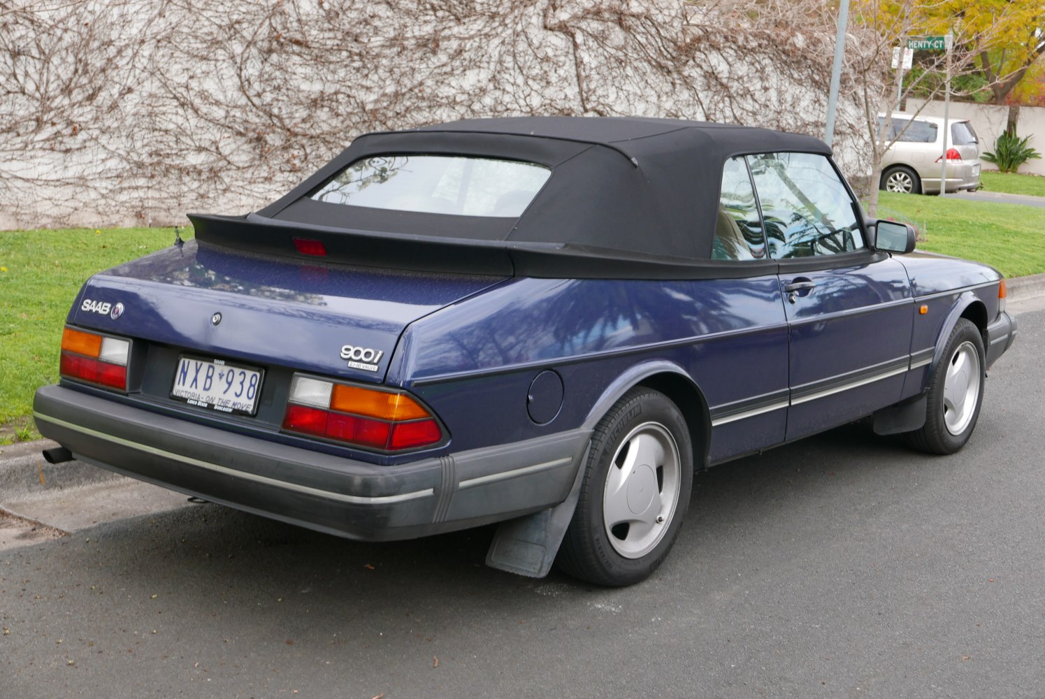 Convertible soft top with rear aerodynamic spoiler