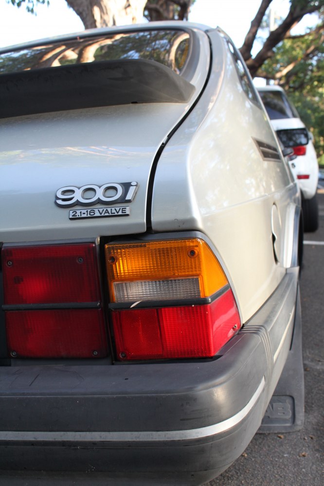 Close-up of rear tail light and 900i badge on classic car