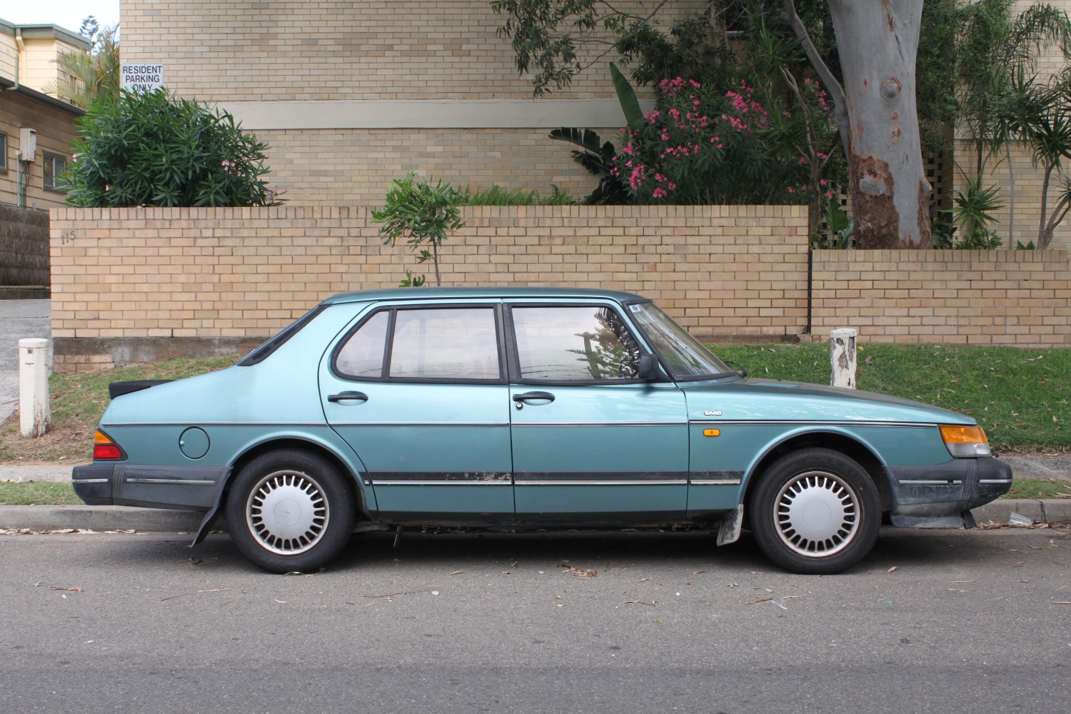 Side profile of a vintage sedan with classic wheel design and facelift body style