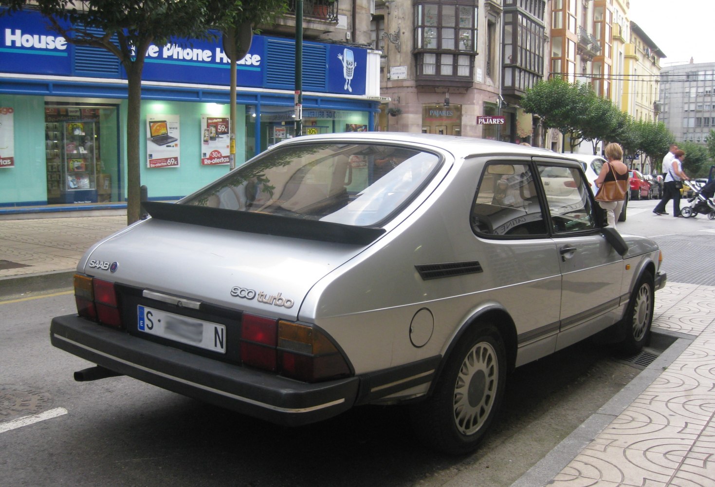 Rear hatchback view with rear spoiler of a classic 900 Turbo Combi Coupe.