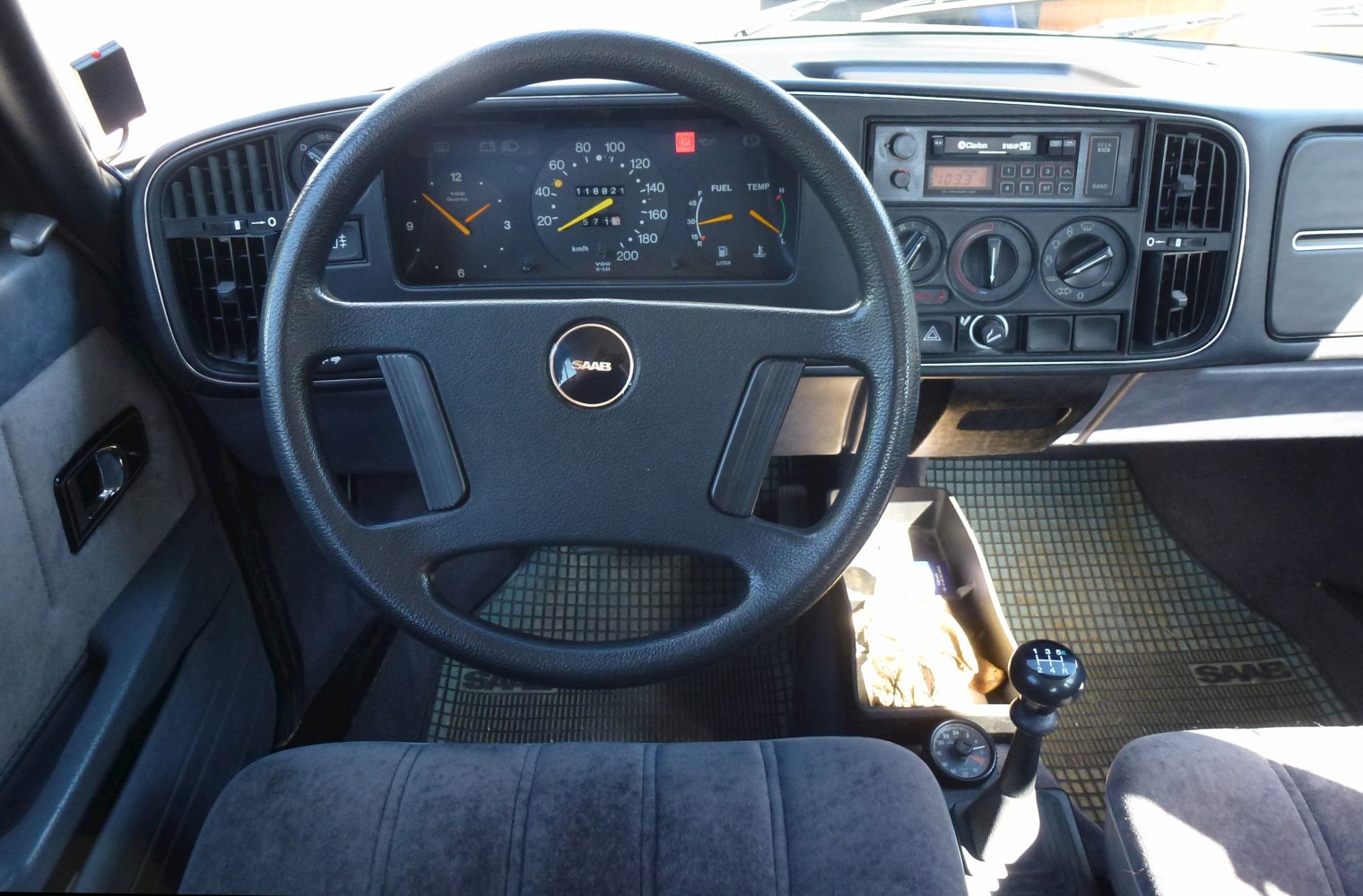 Dashboard, steering wheel, manual gear shift interior view