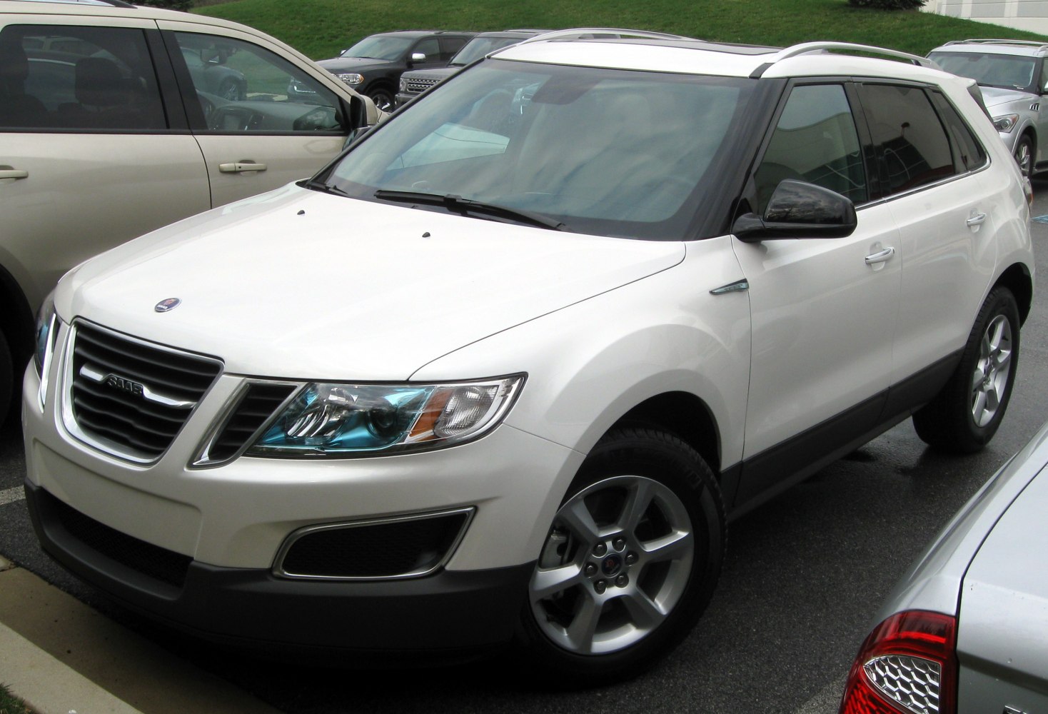 White SUV front side with black mirrors and alloy wheels