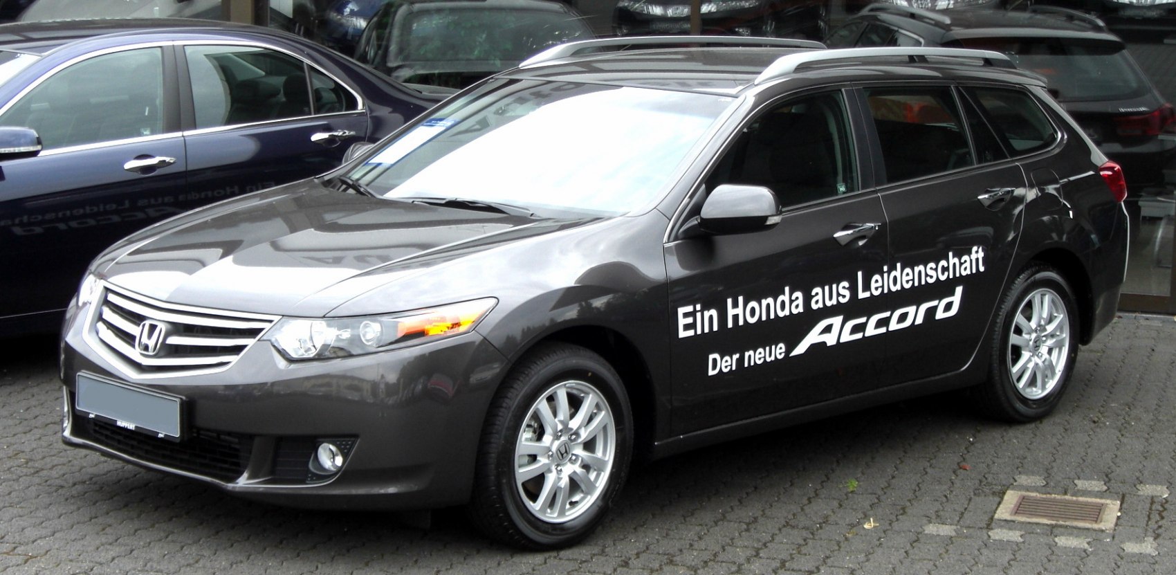 Front-side view of station wagon with roof rails and alloy wheels