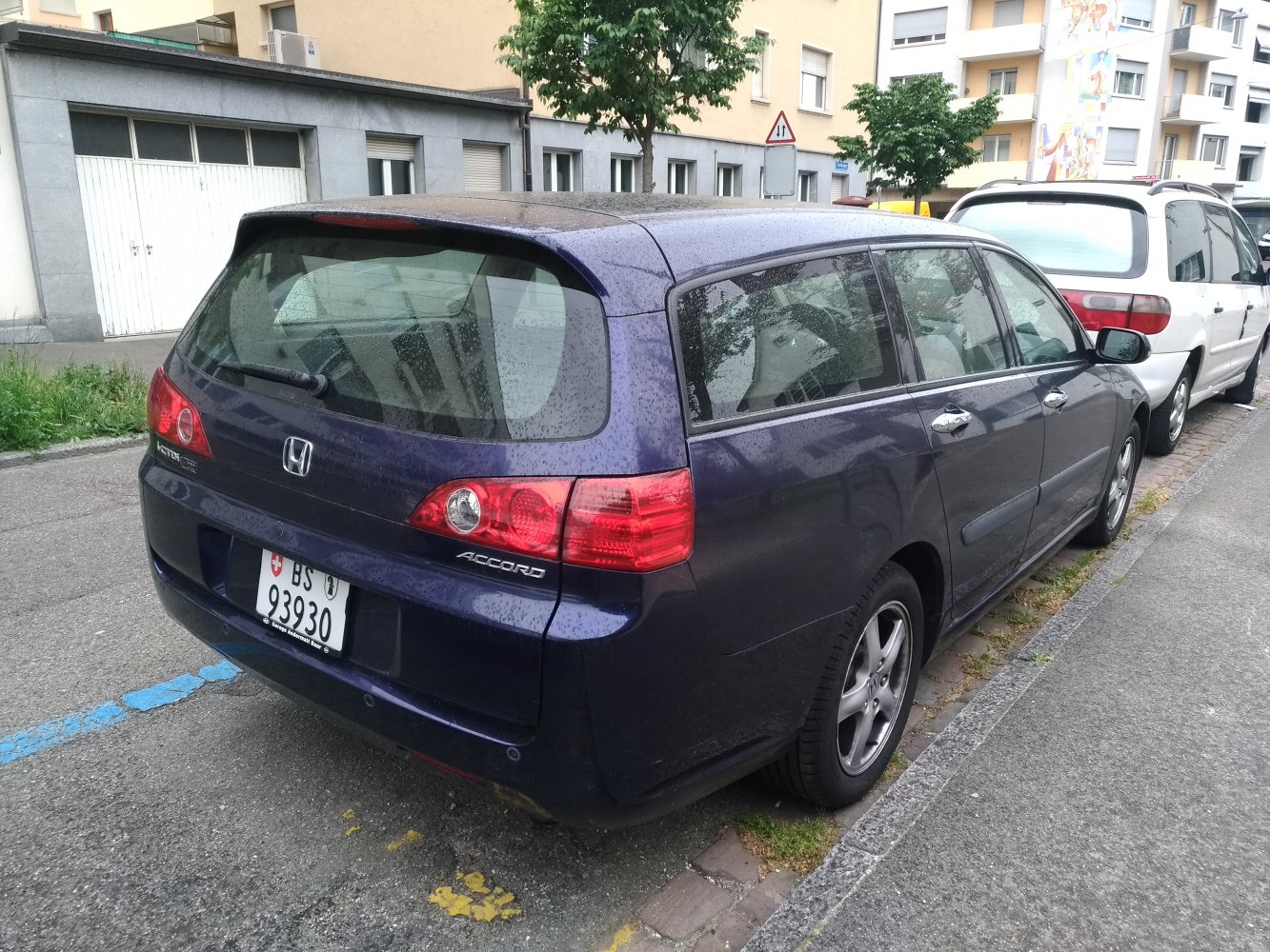 Rear and side view of a mid-2000s wagon with distinct taillights