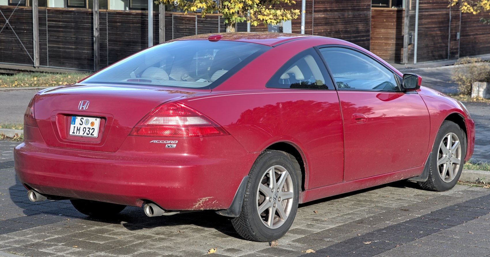 Rear view with dual exhaust and alloy wheels