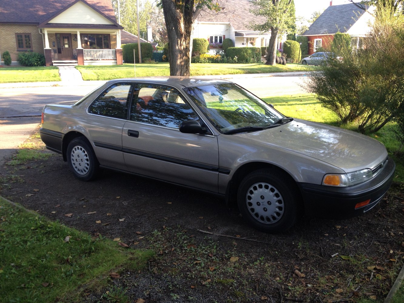 Side profile of a 1990s coupe with classic 90s styling