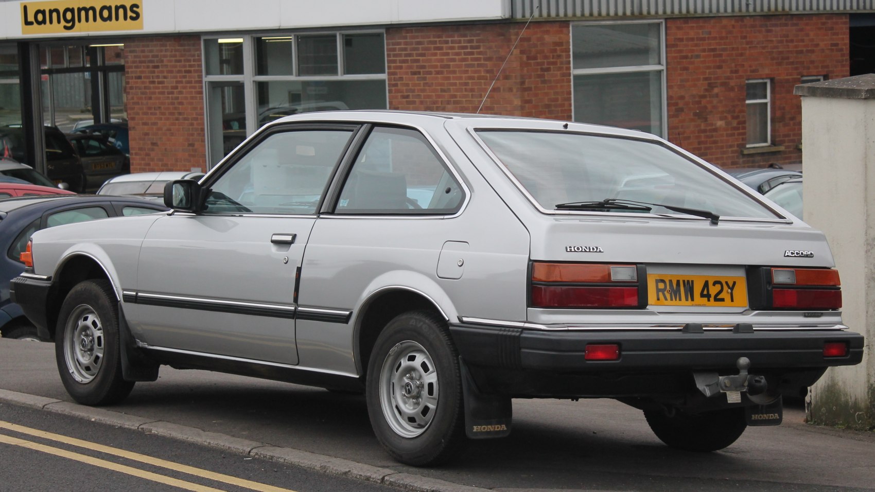 Rear view of 1980s hatchback with angular design and emblematic taillights