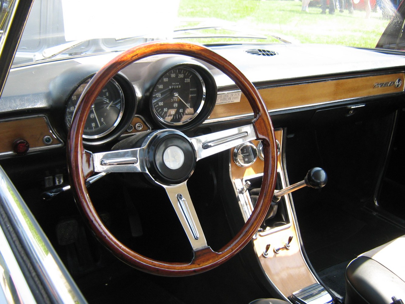 Wooden steering wheel with vintage dashboard and manual gear lever