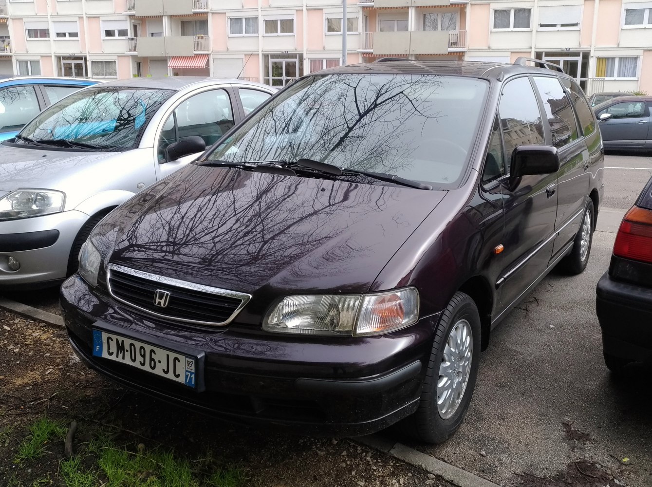 Front view of classic 1990s wagon with grille and headlights