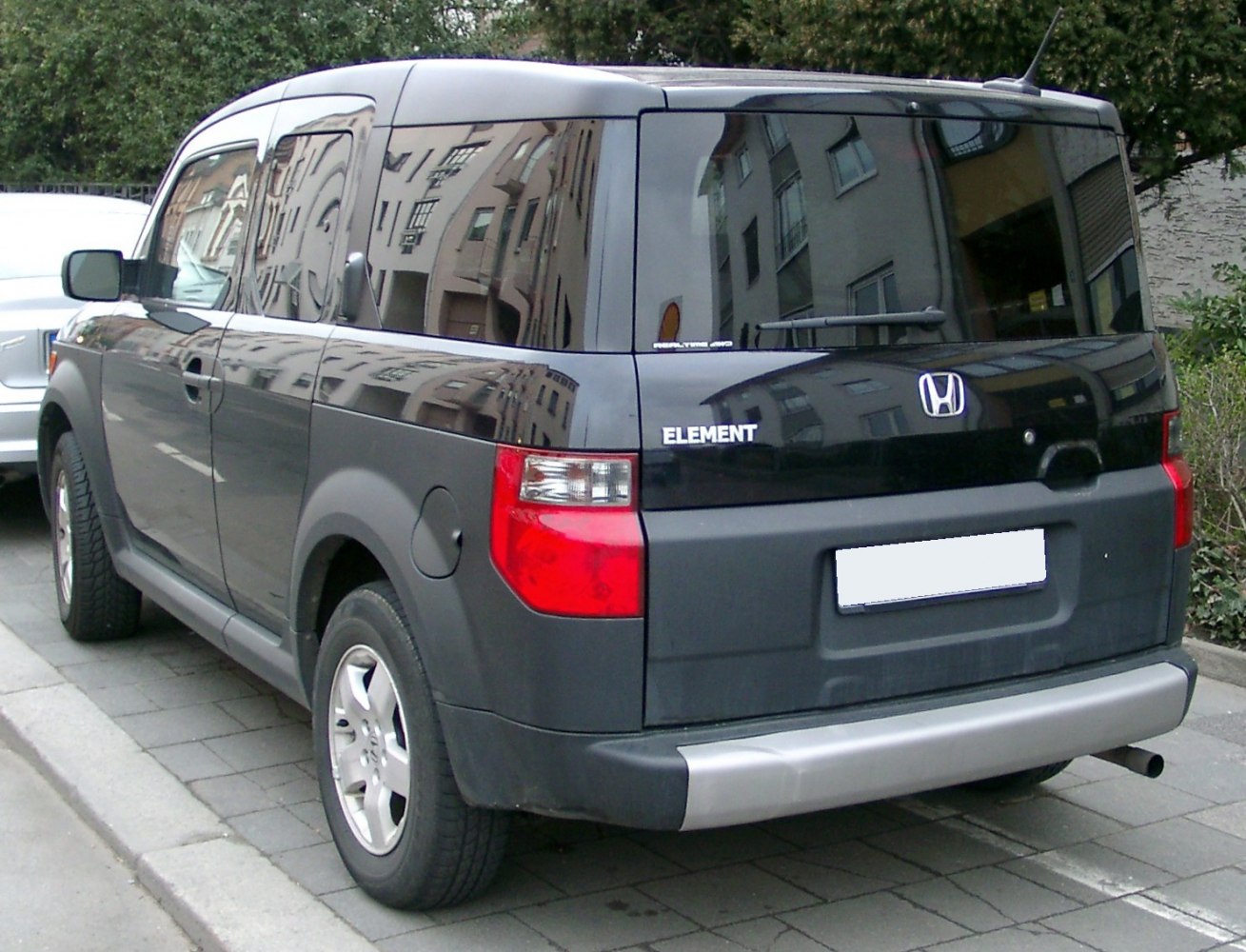 Boxy rear design with taillights and rear window wiper