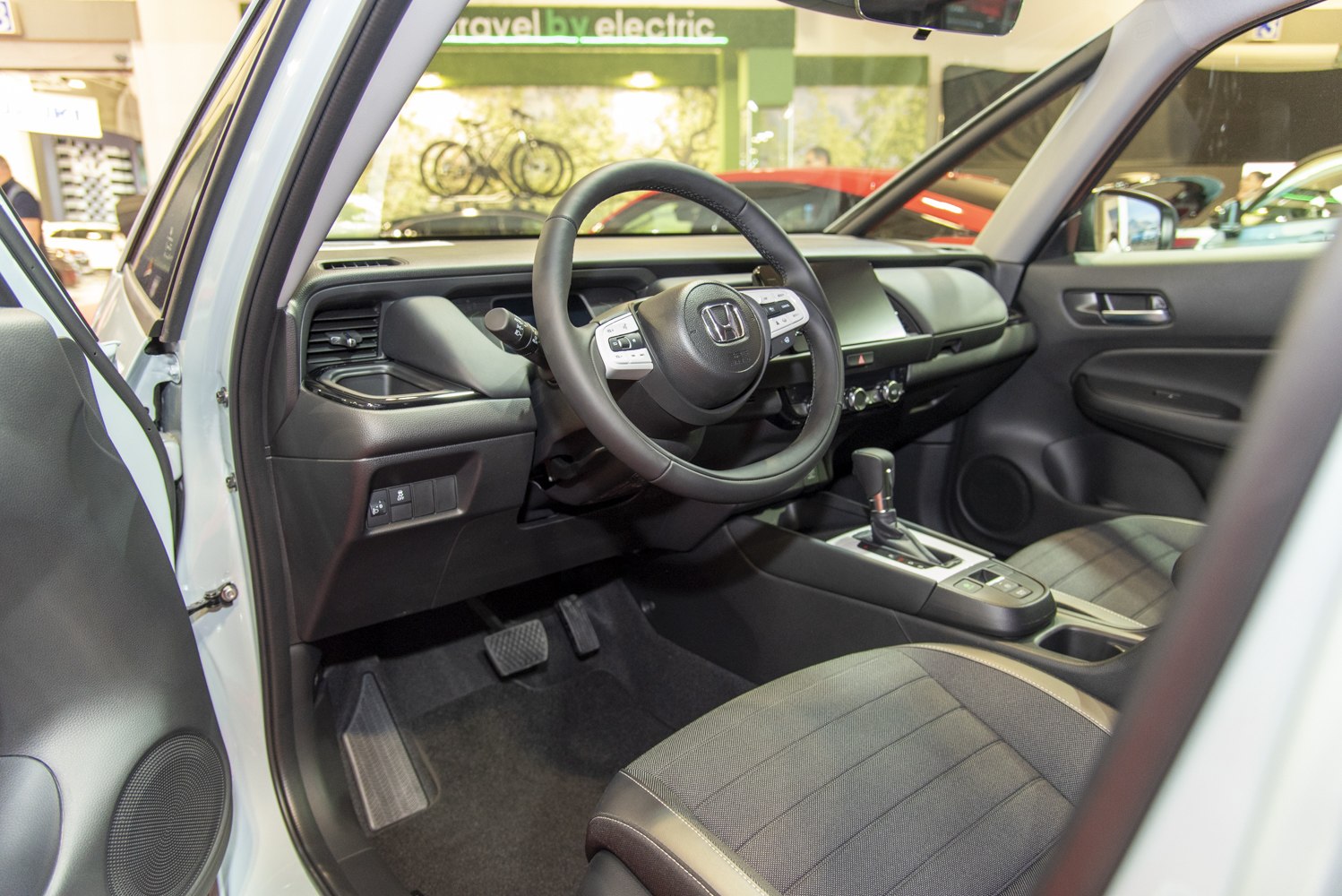 Steering wheel, dashboard, front seats, automatic gear shift