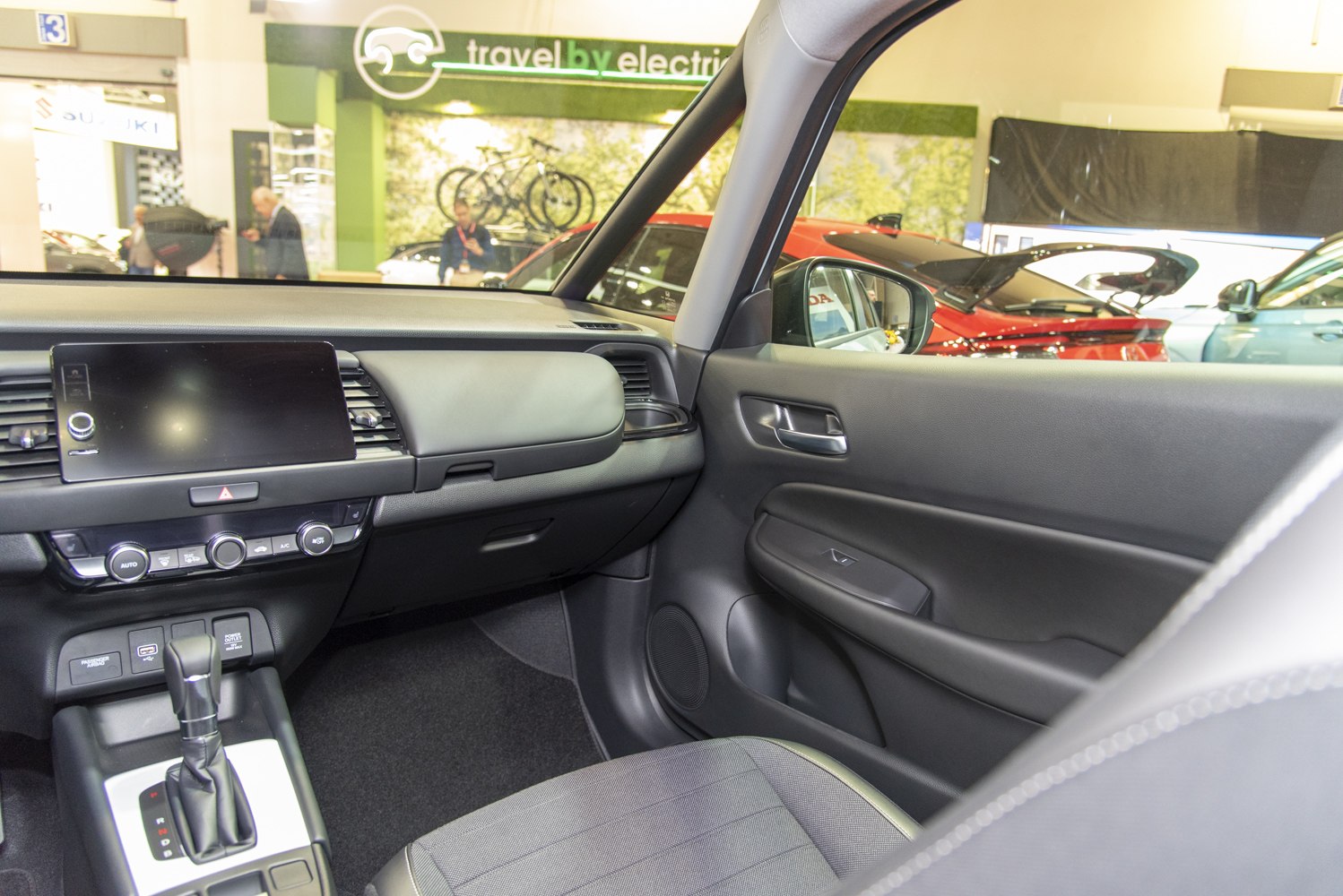 Passenger side interior and central dashboard with gear lever