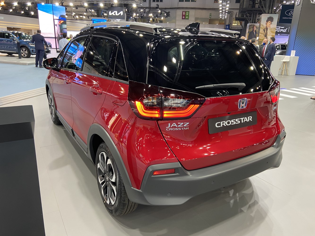 Rear view with LED tail lights and two-tone roof design