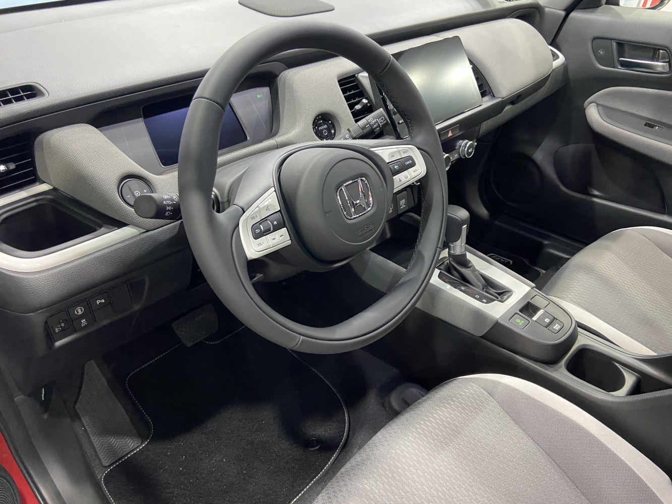 Dashboard, steering wheel, and central console interior features