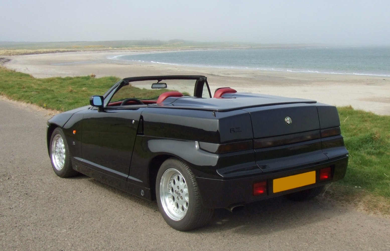 Rear convertible with angular rear and red seats