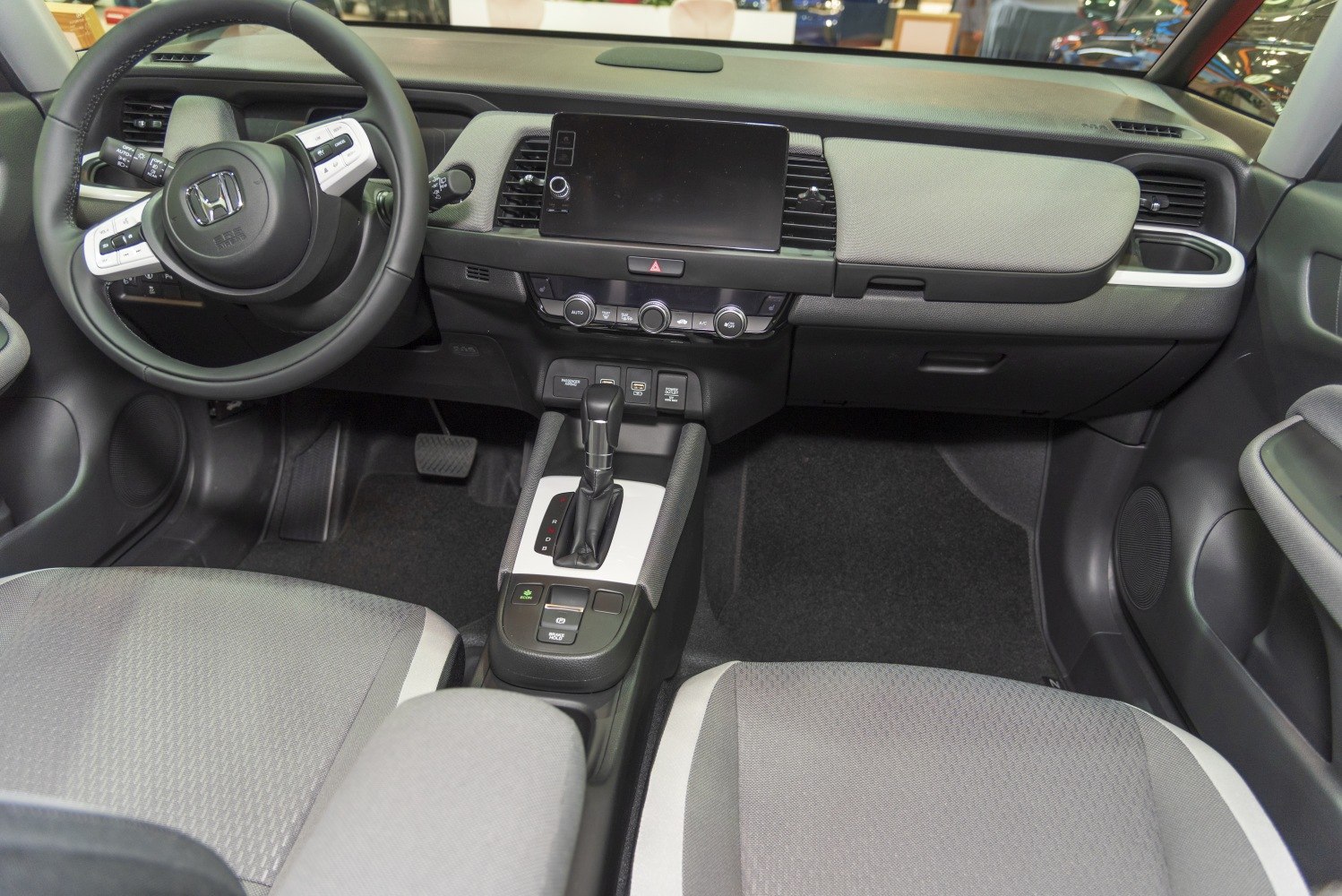 Interior dashboard with multifunction steering wheel and gear lever