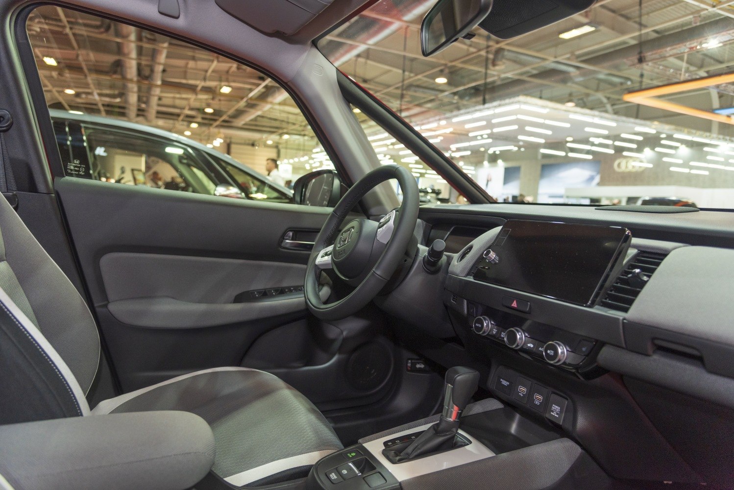 Digital touchscreen, automatic gear shift, ergonomic steering wheel