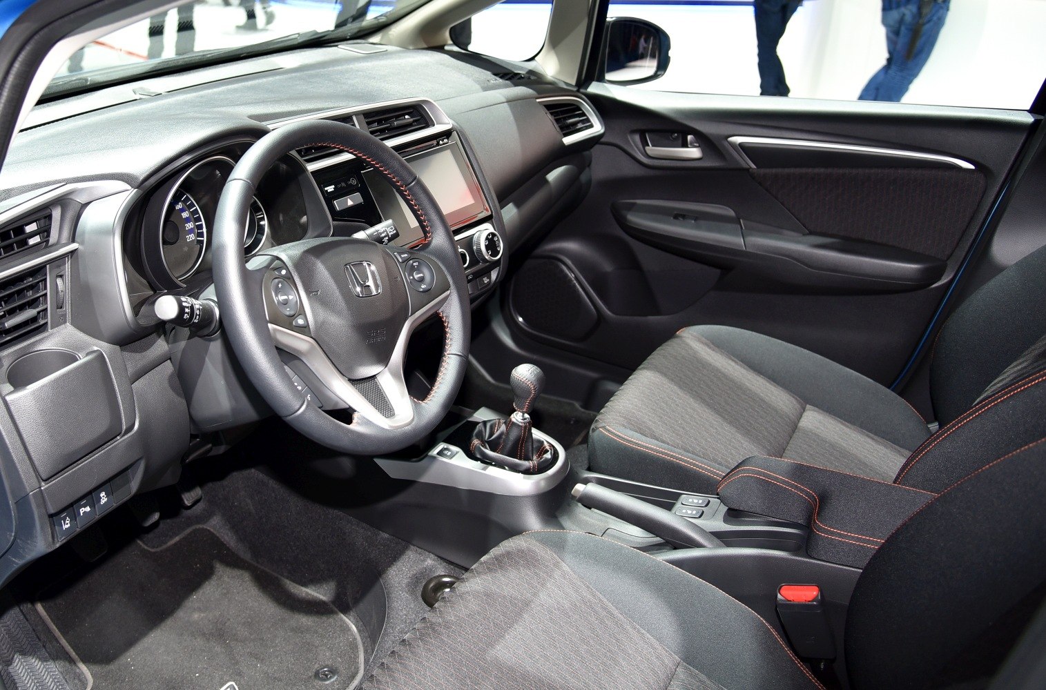 Steering wheel, dashboard, manual gear stick, front seats interior