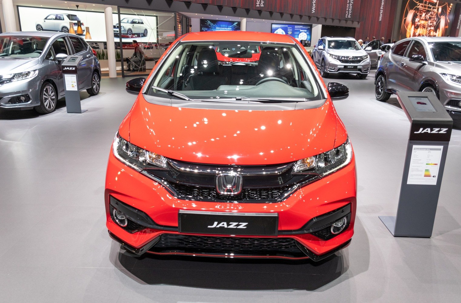 Sporty front fascia with grille and headlights