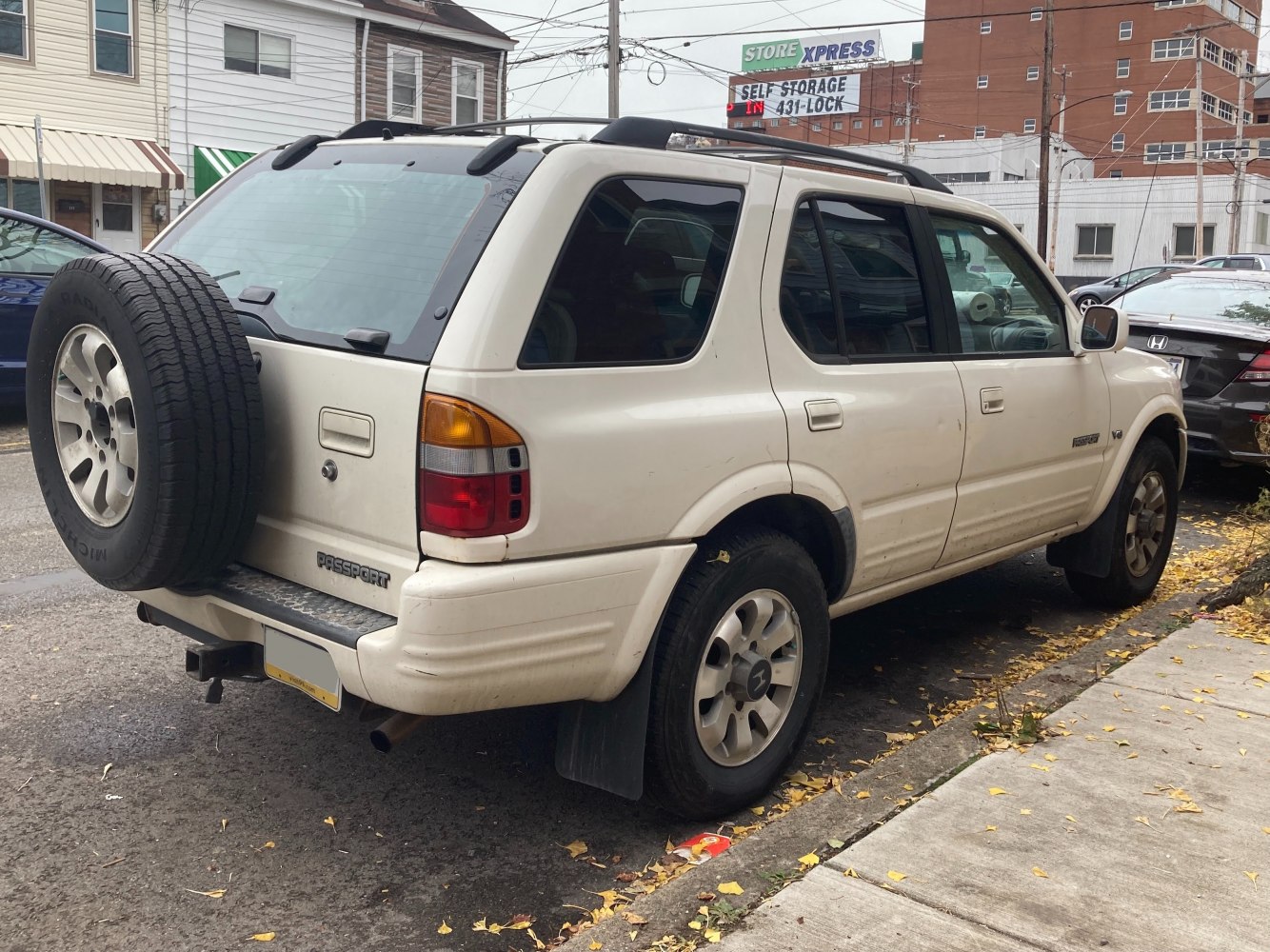 Rear side view with roof rails and spare tire mounted on tailgate
