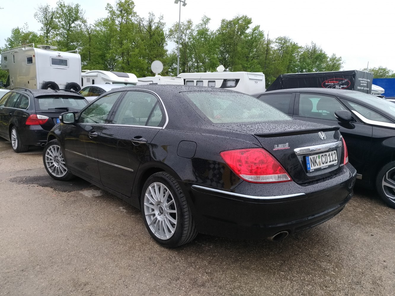 Rear profile with alloy wheels and trunk spoiler