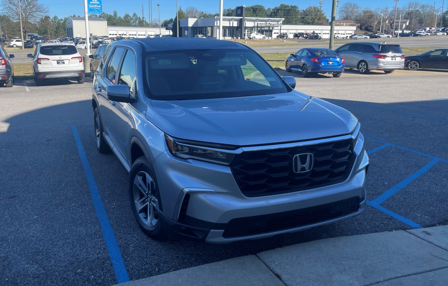 SUV front end with hexagonal grille and LED headlights
