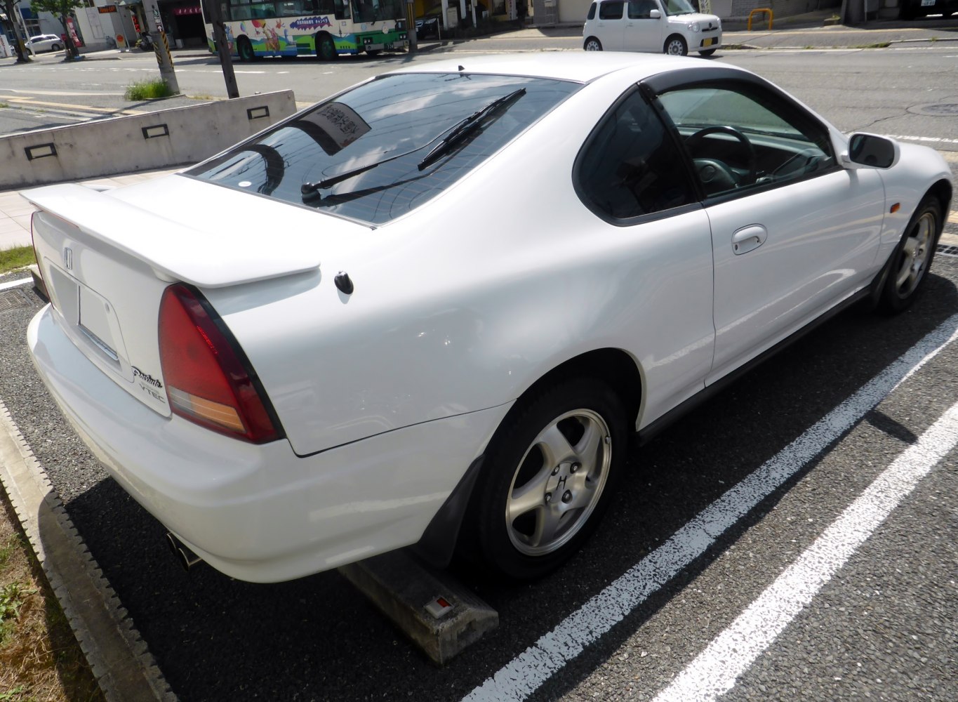 Rear side view with spoiler and 5-spoke alloy wheels