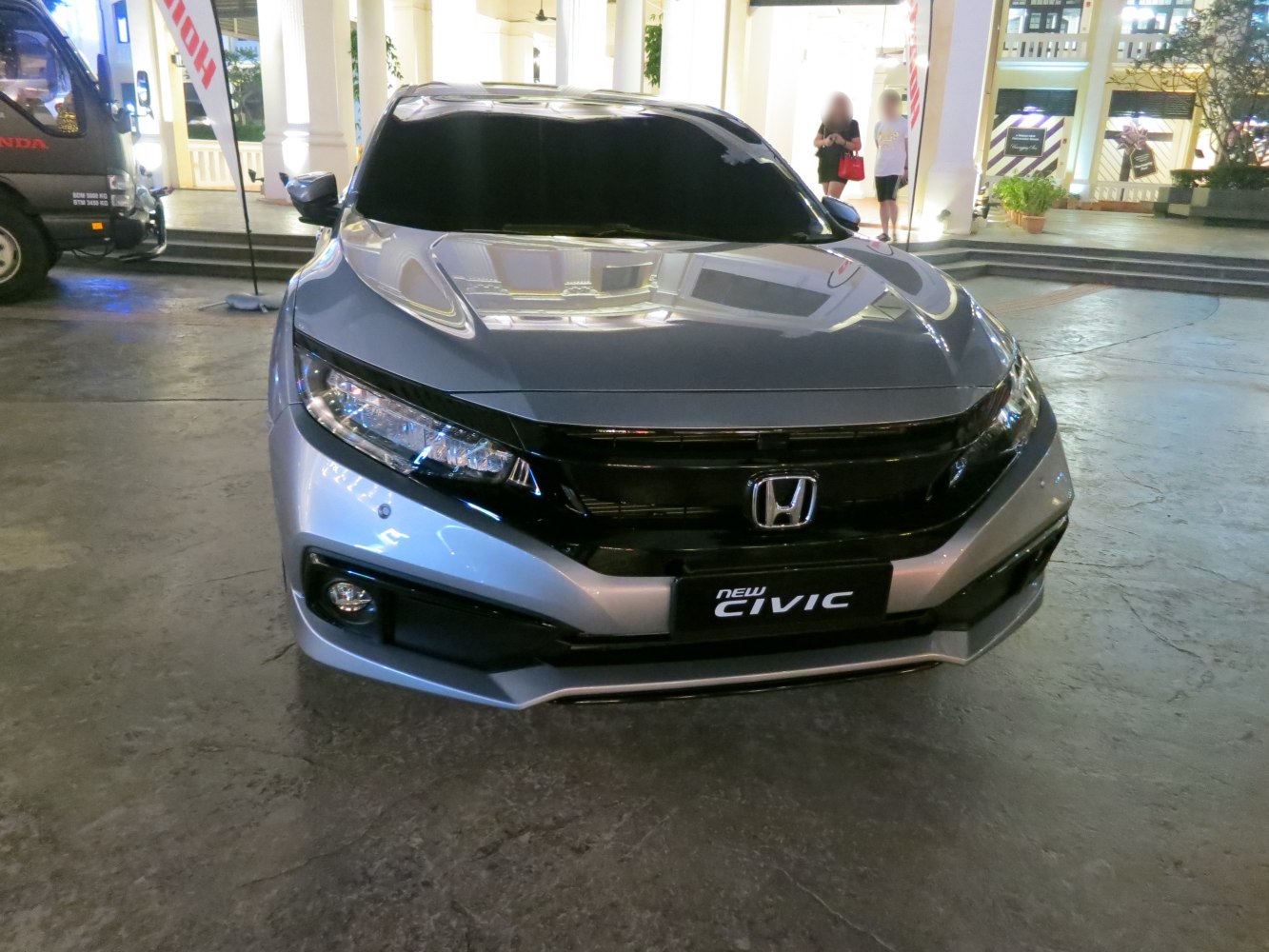 Front view with LED headlights and fog lamps