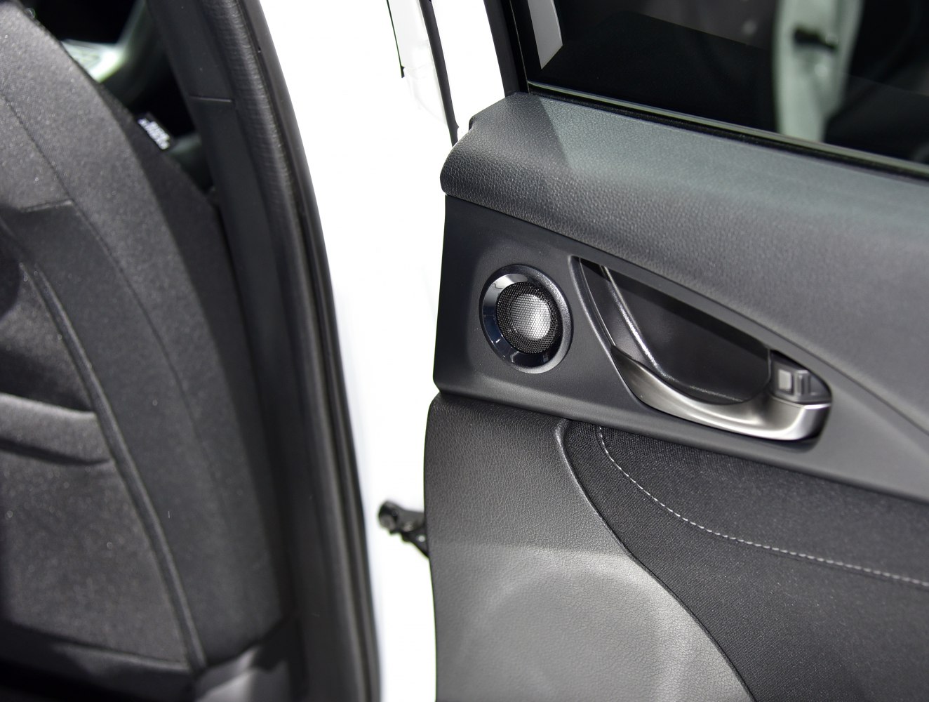 Interior door handle with integrated speaker on car door panel